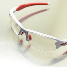 画像2: GOODMAN LENS MANUFACTURE グッドマンレンズマニュファクチャー OAKLEY FLAK2.0 オークリー フラック2.0用交換レンズ 調光 クリア→ブラウン スタンダードシェイプ (FLAK2.0XLには取り付けできません) (2)