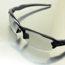 画像2: GOODMAN LENS MANUFACTURE グッドマンレンズマニュファクチャー OAKLEY FLAK2.0 オークリー フラック2.0用交換レンズ 調光 ライトグレー→グレー スタンダードシェイプ (FLAK2.0XLには取り付けできません) (2)