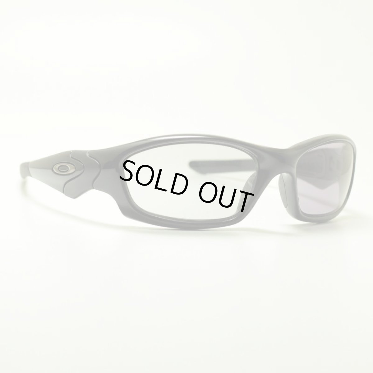 画像2: GOODMAN LENS MANUFACTURE グッドマンレンズマニュファクチュア STRAIGHTJACKET用交換レンズ 調光ライトグレー→グレー GOODMAN LENS MANUFACTURE　グッドマンレンズマニュファクチュア レンズ 調光 偏光 OAKLEY オークリー 交換レンズ (2)